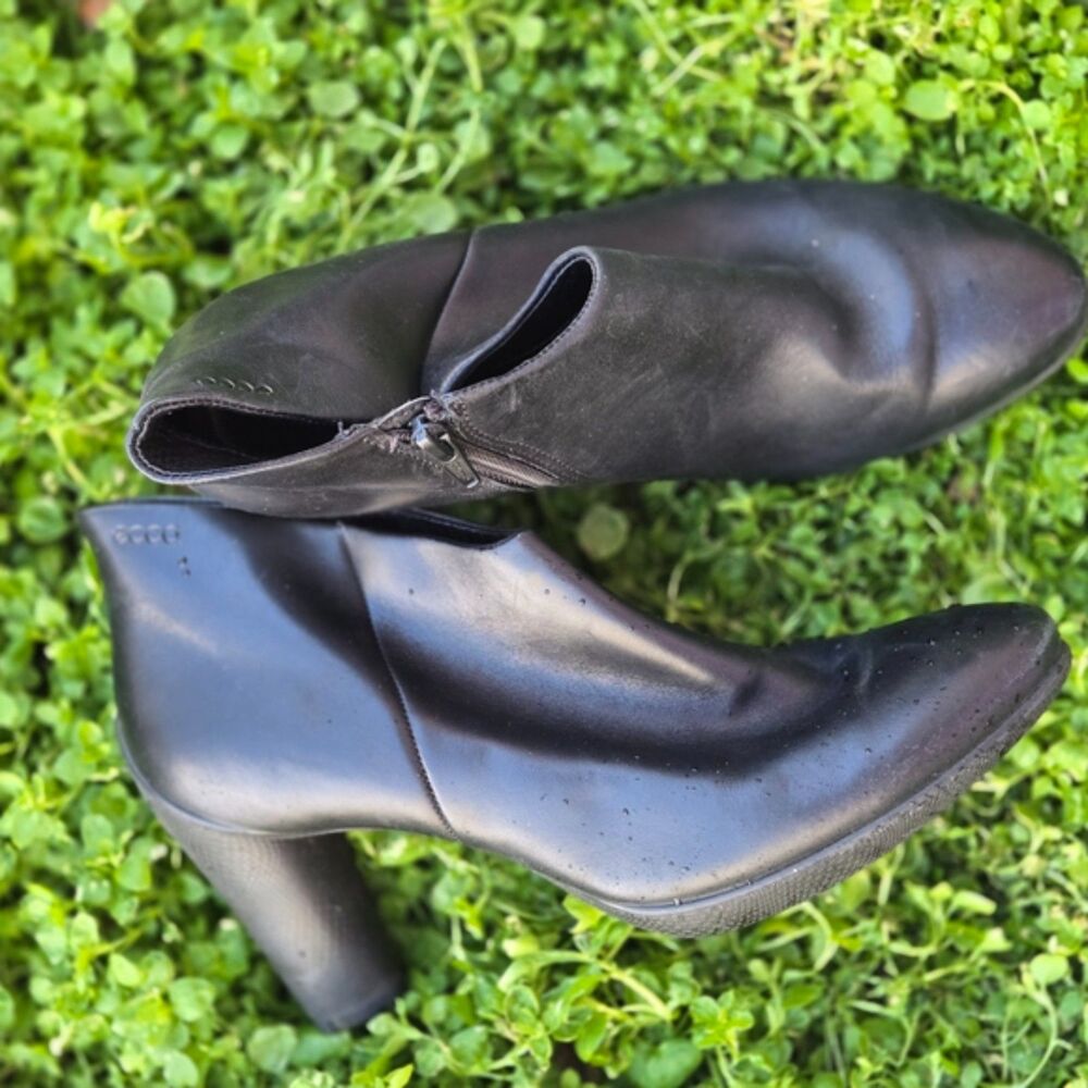 ECCO Black Leather Ankle Boots Women’s 9 Zip Comfort Booties